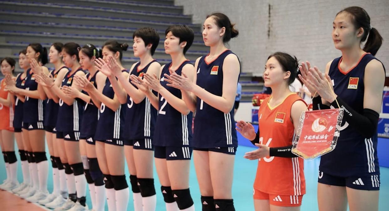 中国U19女排在世锦赛中以3-2险胜塞尔维亚，成功晋级八强