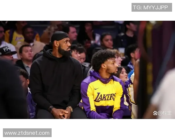 詹姆斯因伤缺席湖人训练现身直播间送豪礼调侃三分命中率不佳 詹姆斯因伤缺席湖人训练现身直播间送豪礼调侃三分命中率不佳