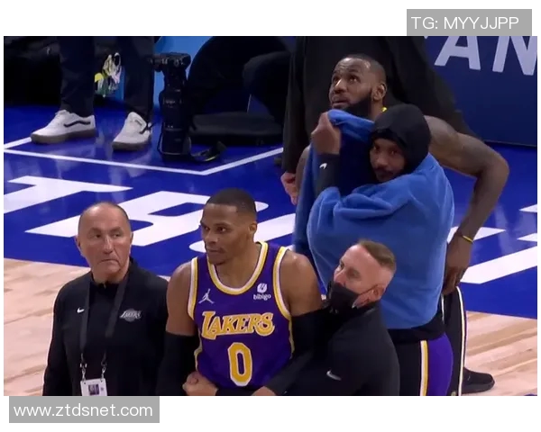 瓜哥来了!安东尼现身尼克斯主场观众席 瓜哥来了!安东尼现身尼克斯主场观众席